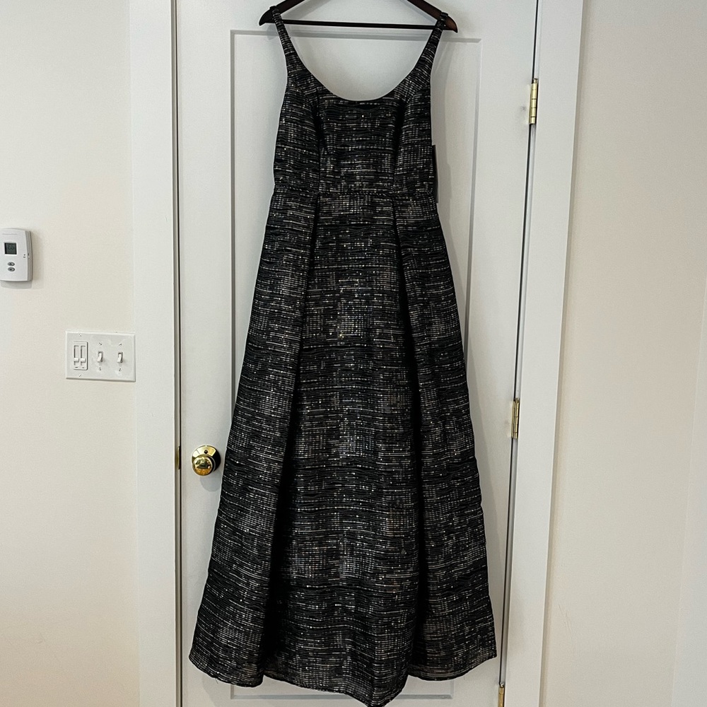 Stunning Black and Gold Formal Gown - Pockets!